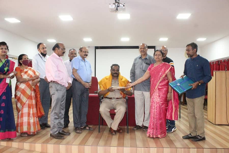 ಕಾಲೇಜಿನ ವತಿಯಿಂದ ‌ಅರುಣ್‌ ಚಕ್ರವರ್ತಿ ಅವರನ್ನು ಸನ್ಮಾನಿಸಲಾಯಿತು. ಸಂಸ್ಥೆಯ ಅಧ್ಯಕ್ಷ ಎ.ಎಚ್.ರಾಮರಾವ್, ಕಾರ್ಯದರ್ಶಿ ಪ್ರೊ. ಎಸ್.ಎನ್.ನಾಗರಾಜ ರೆಡ್ಡಿ, ಪ್ರಾಂಶುಪಾಲೆ ಅನ್ನಪೂರ್ಣಮ್ಮ, ಕಾಲೇಜು ಅಧ್ಯಾಪಕ ಮಂಡಳಿ ಕಾರ್ಯದರ್ಶಿ ಪ್ರೊ. ಪಿ.ಎಲ್.ರಮೇಶ್ ಇದ್ದರು.