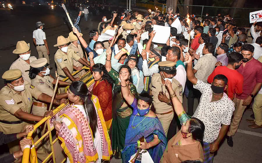 ಸಾಮೂಹಿಕವಾಗಿ ಅತ್ಯಾಚಾರ ಖಂಡಿಸಿ ಮೈಸೂರು ನಗರ ಜಿಲ್ಲಾ ಗ್ರಾಮಾಂತರ ಕಾಂಗ್ರೆಸ್ ಸಮಿತಿ ನೇತೃತ್ವದಲ್ಲಿ ಶುಕ್ರವಾರ ಪೊಲೀಸ್ ಕಮಿಷನರ್ ಕಚೇರಿಗೆ ನುಗ್ಗಲು ಯತ್ನಿಸಿದ ಪ್ರತಿಭಟನಕಾರರನ್ನು ಜಯಚಾಮರಾಜ ಒಡೆಯರ್ ವೃತ್ತ (ಆರ್.ಗೇಟ್)ದಲ್ಲಿ ಪೊಲೀಸರು ತಡೆದರು