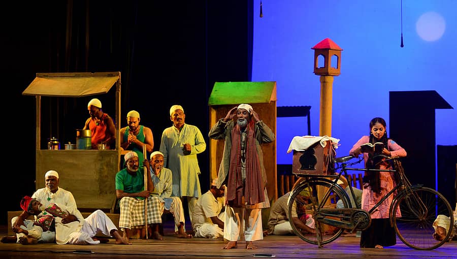 ರಾಷ್ಟ್ರೀಯ ನಾಟಕ ಶಾಲೆಯು ಬೆಂಗಳೂರಿನ ರವೀಂದ್ರ ಕಲಾಕ್ಷೇತ್ರದಲ್ಲಿ ಆಯೋಜಿಸಿದ್ದ ‘ಥಿಯೇಟರ್ ಒಲಿಂಪಿಕ್ಸ್’ ಸರಣಿ ಕಾರ್ಯಕ್ರಮದಲ್ಲಿ ಮೈಸೂರಿನ 'ಸಂಕಲ್ಪ ಕಲಾಸಂಘ' ತಂಡದವರು ಹುಲುಗಪ್ಪ ಕಟ್ಟಿಮನಿ ನಿರ್ದೇಶಿಸಿರುವ ‘ಜತೆಗಿರುವನು ಚಂದಿರ’ ನಾಟಕವನ್ನು ಪ್ರದರ್ಶಿಸಿದರು.- ಪ್ರಜಾವಾಣಿ ಸಂಗ್ರಹ ಚಿತ್ರ