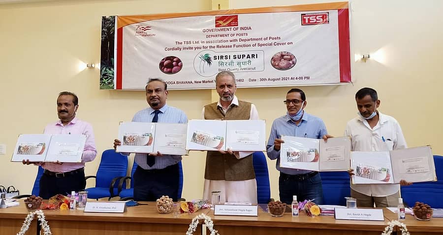 ‘ಶಿರಸಿ ಸುಪಾರಿ’ ಚಿತ್ರ, ಮಾಹಿತಿ ಒಳಗೊಂಡ ವಿಶೇಷ ಅಂಚೆ ಲಕೋಟೆಯನ್ನು ಶಿರಸಿಯಲ್ಲಿ ವಿಧಾನಸಭಾ ಅಧ್ಯಕ್ಷ ವಿಶ್ವೇಶ್ವರ ಹೆಗಡೆ ಸೋಮವಾರ ಬಿಡುಗಡೆಗೊಳಿಸಿದರು