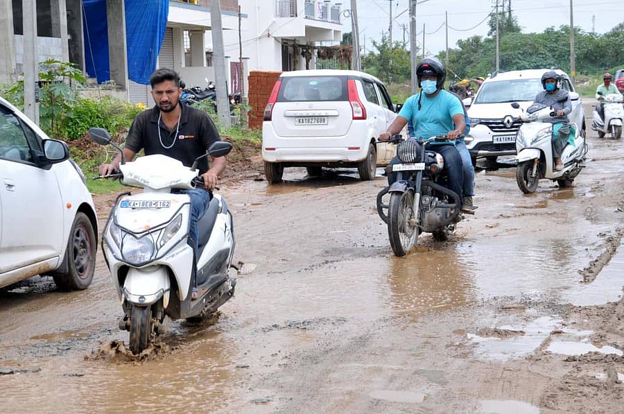 ಚಿಕ್ಕಮಗಳೂರಿನ ದೀಪಾ ನರ್ಸಿಂಗ್ ಹೋಂ ಮುಂಭಾಗದ ಬೈಪಾಸ್ ಕಡೆಗಿನ ರಸ್ತೆ ದುಃಸ್ಥಿತಿ.