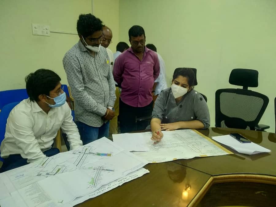 ರಾಯಚೂರು ವಿಮಾನ ನಿಲ್ದಾಣದ ಏರ್‌ಸ್ಟ್ರಿಪ್‌ ನಿರ್ಮಾಣ ಸಂಬಂಧ ಯರಮರಸ್‌ ಸರ್ಕಿಟ್‌ ಹೌಸ್‌ನಲ್ಲಿ ಸೋಮವಾರ ನಡೆದ ಎಂಜಿನಿಯರುಗಳ ಸಭೆಯಲ್ಲಿ ಭೂ ನಕ್ಷೆಗಳನ್ನು ಪರಿಶೀಲಿಸಲಾಯಿತು