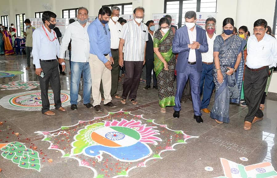 ದಾವಣಗೆರೆಯ ಸರ್ಕಾರಿ ಪ್ರಥಮ ದರ್ಜೆ ಕಾಲೇಜಿನಲ್ಲಿ ಆಯೋಜಿಸಿದ್ದ ಸ್ವಾತಂತ್ರ್ಯದ ಅಮೃತ ಮಹೋತ್ಸವ ಕಾರ್ಯಕ್ರಮದಲ್ಲಿ ವಿದ್ಯಾರ್ಥಿಗಳು ಹಾಕಿದ್ದ ರಂಗೋಲಿಗಳನ್ನು ಜಿಲ್ಲಾಧಿಕಾರಿ ಮಹಾಂತೇಶ ಬೀಳಗಿ ವೀಕ್ಷಿಸಿದರು