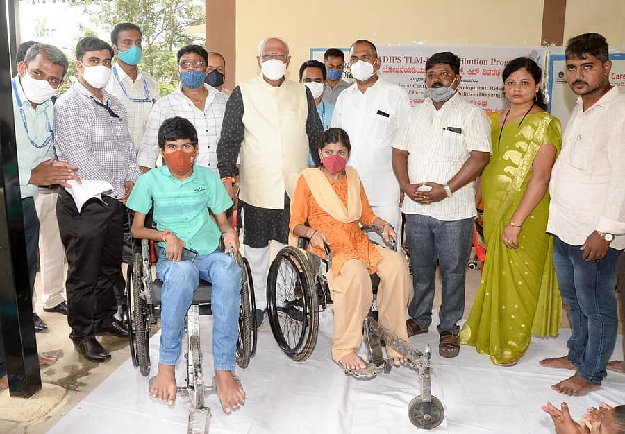 ದಾವಣಗೆರೆಯ ದೇವರಾಜ ಅರಸು ಬಡಾವಣೆಯ ಸಂಯುಕ್ತ ಪ್ರಾದೇಶಿಕ ಕೇಂದ್ರದಲ್ಲಿ ಸಂಸದ ಜಿ.ಎಂ. ಸಿದ್ದೇಶ್ವರ ಅವರು ಅಂಗವಿಕಲ ಮಕ್ಕಳಿಗೆ ವ್ಹೀಲ್‌ಚೇರ್‌ಗಳನ್ನು ಹಸ್ತಾಂತರಿಸಿದರು. ಡಾ.ಶೇಖರ್, ಧೂಡಾ ಅಧ್ಯಕ್ಷ ದೇವರಮನೆ ಶಿವಕುಮಾರ್, ಸದಸ್ಯರಾದ ಮಾರುತಿರಾವ್ ಘಾಟ್ಗೆ, ಲಕ್ಷ್ಮಣ, ಗೌರಮ್ಮ ಪಾಟೀಲ್ ಇದ್ದಾರೆ –ಪ್ರಜಾವಾಣಿ ಚಿತ್ರ