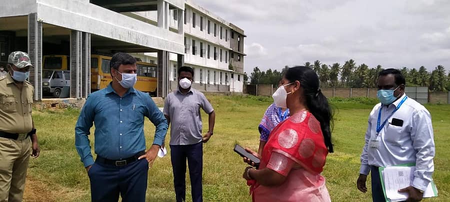 ಜಿಲ್ಲಾಧಿಕಾರಿ ಆರ್.ಸೆಲ್ವಮಣಿ ಮಂಗಳವಾರ ಕೆಜಿಎಫ್ ಆಂಡರ್ಸನ್ಪೇಟೆಯ ಖಾಸಗಿ ನರ್ಸಿಂಗ್ ಕಾಲೇಜಿಗೆ ಭೇಟಿ ನೀಡಿ ಪರಿಶೀಲಿಸಿದರು. ತಹಶೀಲ್ದಾರ್ ಕೆ.ಎನ್.ಸುಜಾತಾ ಇದ್ದರು