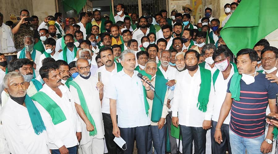 ತುಮಕೂರಿನಲ್ಲಿ ರೈತ ಸಂಘ ಮತ್ತು ಹಸಿರು ಸೇನೆ ನೇತೃತ್ವದಲ್ಲಿ ರೈತರು ಪ್ರತಿಭಟನೆ ನಡೆಸಿದರು