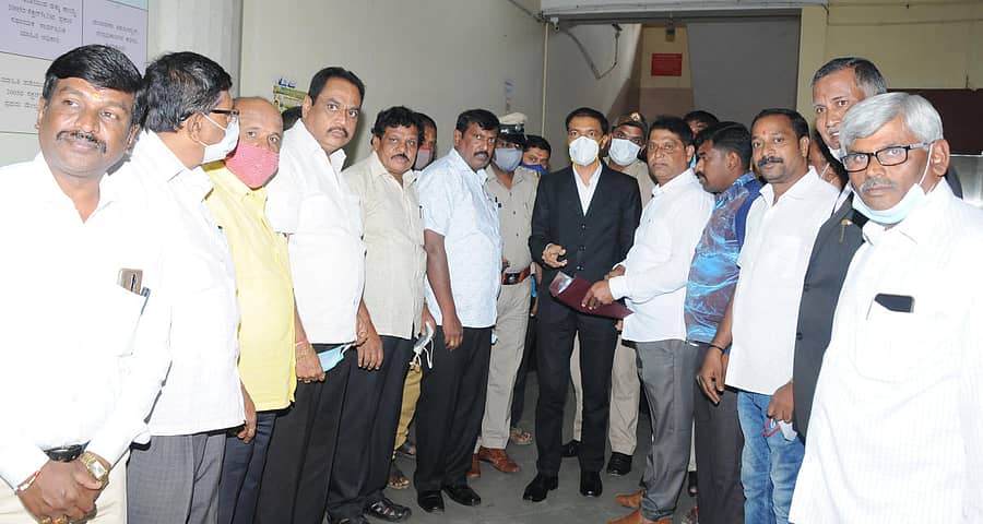 ಚಿಕ್ಕಹಳ್ಳಿ ಮಹಿಳೆ ಮೇಲೆ ಅತ್ಯಾಚಾರ ನಡೆಸಿದ ಆರೋಪಿಗಳನ್ನು ಬಂಧಿಸುವಂತೆ ಆಗ್ರಹಿಸಿ ಹಿಂದುಳಿದ ವರ್ಗಗಳ ಒಕ್ಕೂಟದ ಮುಖಂಡರು ತುಮಕೂರು ಜಿಲ್ಲಾಧಿಕಾರಿ ವೈ.ಎಸ್.ಪಾಟೀಲ ಅವರಿಗೆ ಮನವಿ ಸಲ್ಲಿಸಿದರು