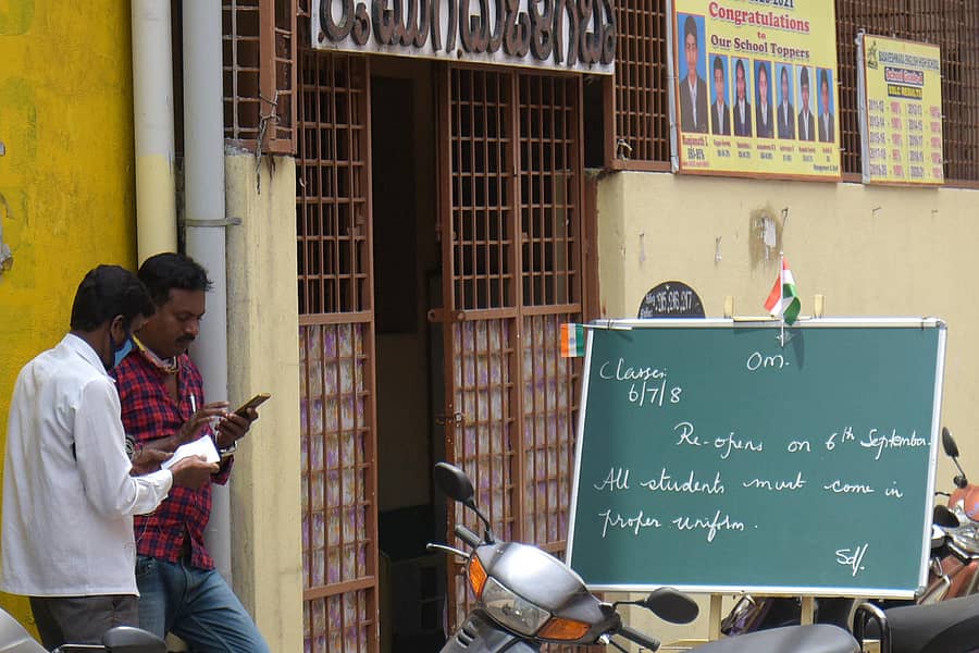 6ರಿಂದ 8ನೇ ತರಗತಿವರೆಗಿನ ತರಗತಿಗಳು ಆರಂಭಗೊಳ್ಳುತ್ತಿರುವ ಬಗ್ಗೆ ಬೆಂಗಳೂರಿನ ಕಸ್ತೂರ್ಬಾನಗರದಲ್ಲಿರುವ ಶಾಲೆಯೊಂದರ ಮುಂಭಾಗದಲ್ಲಿ ಹಾಕಿರುವ ಫಲಕ –ಪ್ರಜಾವಾಣಿ ಚಿತ್ರ