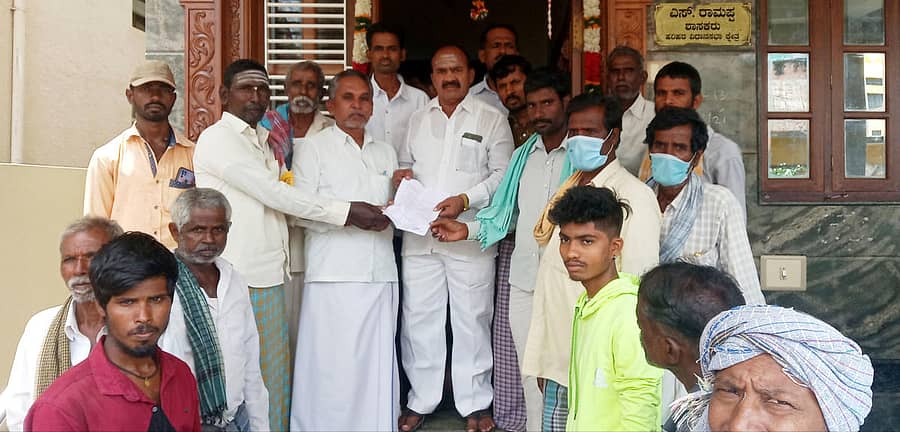 ರುದ್ರಭೂಮಿ ಜಾಗ ಹದ್ದುಬಸ್ತುಗೊಳಿಸಲು ಆಗ್ರಹಿಸಿ ಹರಿಹರ ತಾಲ್ಲೂಕಿನ ಕೊಕ್ಕನೂರು ಗ್ರಾಮಸ್ಥರು ಶಾಸಕ ಎಸ್. ರಾಮಪ್ಪ ಅವರಿಗೆ ಮನವಿ ಸಲ್ಲಿಸಿದರು.