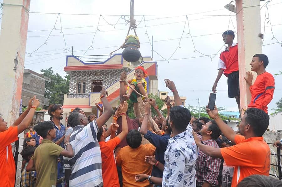 ಮೊಸರು ಕುಡಿಕೆ ಒಡೆಯುವ ಸಂಭ್ರಮ ಪ್ರಜಾವಾಣಿ ಚಿತ್ರ/ ಬನೇಶ ಕುಲಕರ್ಣಿ