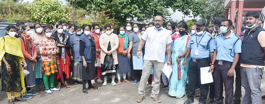 ಮಡಿಕೇರಿಯಲ್ಲಿರುವ ಕೋವಿಡ್ ಆಸ್ಪತ್ರೆಯ ಎದುರು ಹೊರಗುತ್ತಿಗೆ ನೌಕರರು ಬುಧವಾರ ದಿಢೀರ್ ಪ್ರತಿಭಟನೆ ನಡೆಸಿದರು