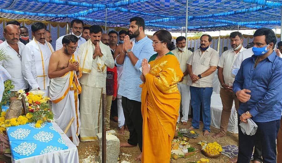 ಸಂಸದೆ ಸುಮಲತಾ ಹನಕೆರೆ ಬಳಿ ಮನೆ ನಿರ್ಮಾಣ ಕಾಮಗಾರಿಗೆ ಭೂಮಿಪೂಜೆ ನೆರವೇರಿಸಿದರು