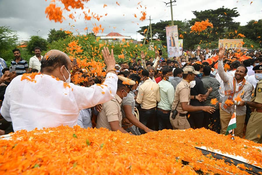 ವಿವಿಧ ಅಭಿವೃದ್ಧಿ ಕಾಮಗಾರಿಗಳಿಗೆ ಚಾಲನೆ ನೀಡಲು ಸವಣೂರ ಪಟ್ಟಣಕ್ಕೆ ಬುಧವಾರ ಭೇಟಿ ನೀಡಿದ ಮುಖ್ಯಮಂತ್ರಿ ಬಸವರಾಜ ಬೊಮ್ಮಾಯಿ ಅವರಿಗೆ ಬಿಜೆಪಿ ಕಾರ್ಯಕರ್ತರು ಮತ್ತು ಕ್ಷೇತ್ರದ ಜನರು ಹೂಮಳೆ ಸುರಿಸಿ, ಸ್ವಾಗತ ನೀಡಿದರು
