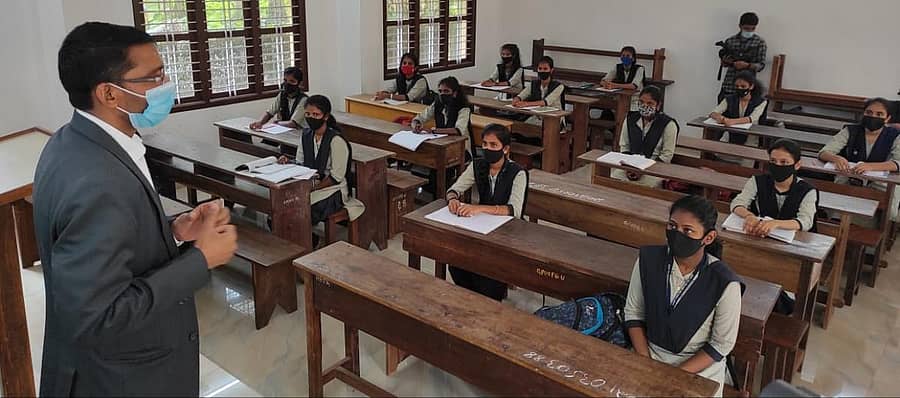 ಜಿಲ್ಲೆಯ ನೂತನ ಜಿಲ್ಲಾಧಿಕಾರಿ ಕುರ್ಮರಾವ್ ಉಡುಪಿಯ ಬಾಲಕಿಯರ ಸರ್ಕಾರಿ ಪ್ರೌಢಶಾಲೆಗೆ ಭೇಟಿನೀಡಿ ವಿದ್ಯಾರ್ಥಿಗನ್ನು ಸ್ವಾಗತಿಸಿ ಮಾತುಕತೆ ನಡೆಸಿದರು.