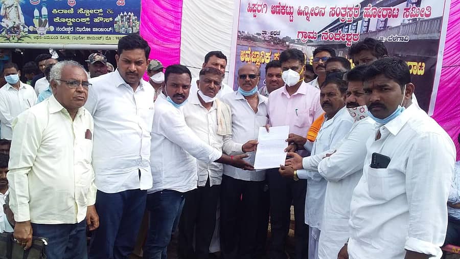 ಅಥಣಿ ತಾಲ್ಲೂಕಿನ ನಂದೇಶ್ವರ ಗ್ರಾಮಸ್ಥರು ವಿವಿಧ ಬೇಡಿಕೆ ಈಡೇರಿಕೆಗೆ ಆಗ್ರಹಿಸಿ ಜಿಲ್ಲಾಧಿಕಾರಿ ಎಂ.ಜಿ. ಹಿರೇಮಠ ಅವರಿಗೆ ಬುಧವಾರ ಮನವಿ ಸಲ್ಲಿಸಿದರು