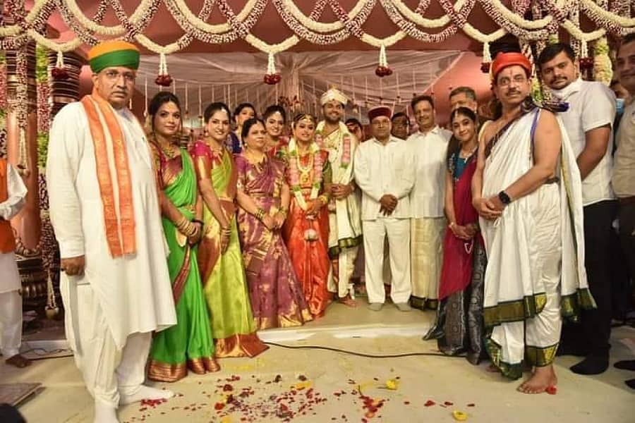 ಹುಬ್ಬಳ್ಳಿಯ ಡೆನಿಸನ್ಸ್ ಹೋಟೆಲ್‌ನಲ್ಲಿ ಬುಧವಾರ ನಡೆದ ಕೇಂದ್ರ ಸಚಿವ ಪ್ರಹ್ಲಾದ ಜೋಶಿ ಅವರ ಪುತ್ರಿ ಅರ್ಪಿತಾ ಹಾಗೂ  ಕೆ.ಎಸ್‌. ಹೃಷಿಕೇಶ್ ಮದುವೆ ಸಮಾರಂಭದಲ್ಲಿ ರಾಜ್ಯಪಾಲ ಥಾವರಚಂದ್‌ ಗೆಹಲೋತ್‌ ಪಾಲ್ಗೊಂಡಿದ್ದರು.