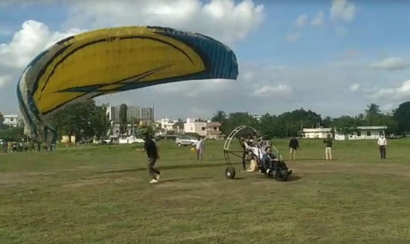 ಜಿಲ್ಲಾ ಸ್ವೀಪ್ ಸಮಿತಿ ವತಿಯಿಂದ ನಗರದ ವಿಜಯ ಮಹಾವಿದ್ಯಾಲಯದ ಕ್ರೀಡಾಂಗಣದಲ್ಲಿ ಬುಧವಾರ ಪ್ಯಾರಾ ಗ್ಲೈಡಿಂಗ್ ಹಾರಾಟ ನಡೆಯಿತು.