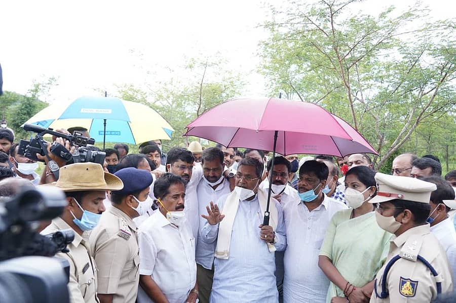  ಸಾಮೂಹಿಕ ಅತ್ಯಾಚಾರ ನಡೆದ ಸ್ಥಳಕ್ಕೆ  ವಿರೋಧ ಪಕ್ಷದ ನಾಯಕ ಸಿದ್ದರಾಮಯ್ಯ ಬುಧವಾರ ಭೇಟಿ ನೀಡಿ ಪರಿಶೀಲನೆ ನಡೆಸಿದರು.