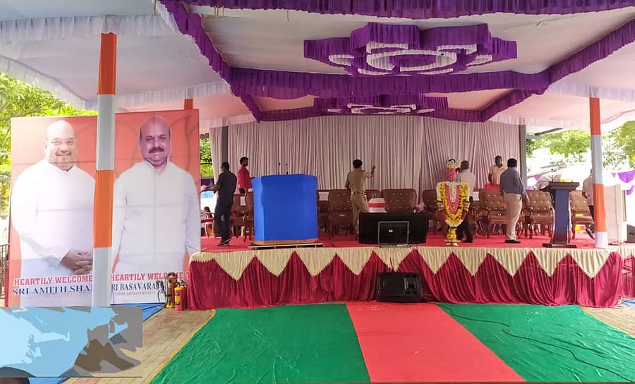  ಕೇಂದ್ರ ಗೃಹ ಸಚಿವ ಅಮಿತ್ ಶಾ ಕಾರ್ಯಕ್ರಮಕ್ಕೆ ದಾವಣಗೆರೆಯ ಜಿಎಂಐಟಿ ಕ್ಯಾಂಪಸ್‌ನಲ್ಲಿ ವೇದಿಕೆ ಸಿದ್ದಗೊಳಿಸಿರುವುದು