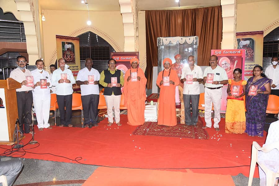 ಗದುಗಿನ ತೋಂಟದಾರ್ಯ ಮಠದಲ್ಲಿ ನಡೆದ ಶಿವಾನುಭವ ಕಾರ್ಯಕ್ರಮದಲ್ಲಿ ‘ಹಗಲಿನಲ್ಲಿಯೆ ಸಂಜೆಯಾಯಿತು’ ಗ್ರಂಥ ಲೋಕಾರ್ಪಣೆಗೊಂಡಿತು