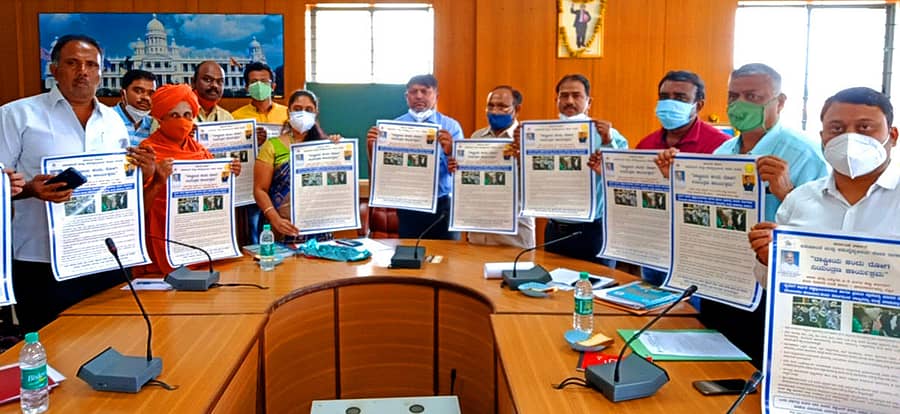 ಗೋಶಾಲೆ ಸ್ಥಾಪಿಸುವ ಕುರಿತ ಸಭೆಯಲ್ಲಿ ಹೆಚ್ಚುವರಿ ಜಿಲ್ಲಾಧಿಕಾರಿ ವಿಜಯಾ ಈ. ರವಿಕುಮಾರ್ ರಾಷ್ಟ್ರೀಯ ಕಂದುರೋಗ ನಿಯಂತ್ರಣ ಲಸಿಕಾ ಅಭಿಯಾನದ ಮಾಹಿತಿ ಕುರಿತ ಭಿತ್ತಿಪತ್ರಗಳನ್ನು ಬಿಡುಗಡೆ ಮಾಡಿದರು