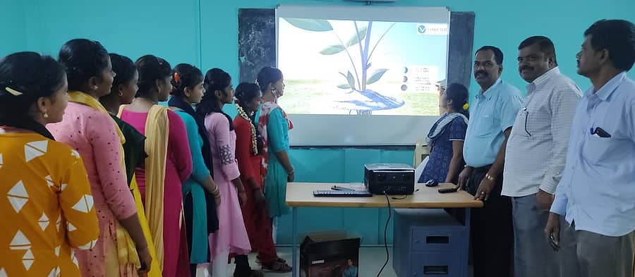 ಶಿಕ್ಷಕಿಯೊಬ್ಬರು ಆಲ್‌ ಇನ್‌ ಪ್ರೊಜೆಕ್ಟರ್‌ ಮೂಲಕ ಪ್ರಾತ್ಯಕ್ಷಿಕೆ  ನೀಡಿದರು