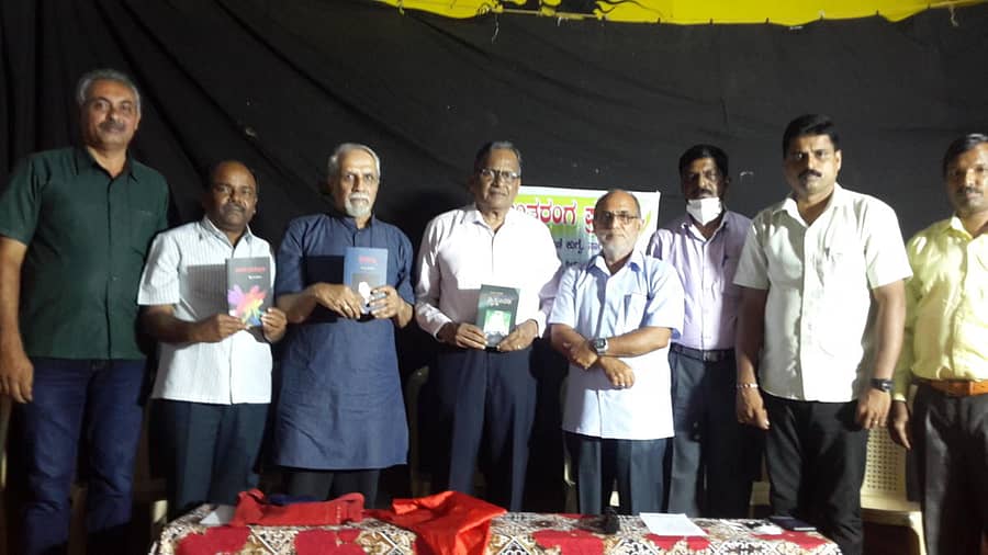 ಸಾಗರದಲ್ಲಿ ಅಂತರಂಗ ಪ್ರಕಾಶನ ಬುಧವಾರ ಏರ್ಪಡಿಸಿದ್ದ ಕಾರ್ಯಕ್ರಮದಲ್ಲಿ ಅ.ರಾ.ಶ್ರೀನಿವಾಸ್ ಅವರ ‘ರಂಗ ಸಮ್ಮುಖ’, ‘ಸ್ಥಿತ್ಯಂತರ’, ‘ನಿಕಷ’ ಕೃತಿಗಳನ್ನು ರಂಗ ನಿರ್ದೇಶಕ ಚಿದಂಬರರಾವ್ ಜಂಬೆ ಬಿಡುಗಡೆ ಮಾಡಿದರು