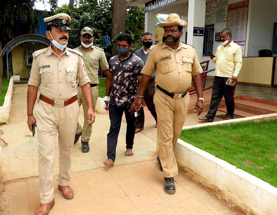 ವಿಜಯಪುರ ಸಮೀಪದ ದಂಡಿಗಾನಹಳ್ಳಿ ರಸ್ತೆಯಲ್ಲಿ ಕೊಲೆಯಾಗಿದ್ದ ಶಿವಕುಮಾರ್ ಕೊಲೆ ಆರೋಪಿಯನ್ನು ಬಂಧಿಸಿ ಕರೆ ತರುತ್ತಿರುವ ಪೊಲೀಸರು