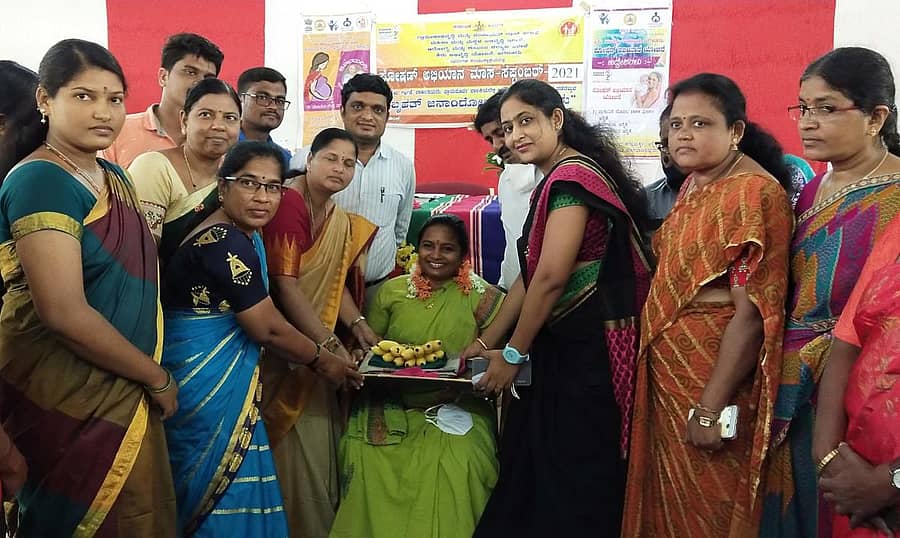 ಜಗಳೂರಿನಲ್ಲಿ ಬುಧವಾರ ಪೋಷಣ್ ಅಭಿಯಾನದಲ್ಲಿ ತಹಶೀಲ್ದಾರ್ ಡಾ.ನಾಗವೇಣಿ ಅವರಿಗೆ ಸೀಮಂತ ಕಾರ್ಯ ನೆರವೇರಿಸಲಾಯಿತು.