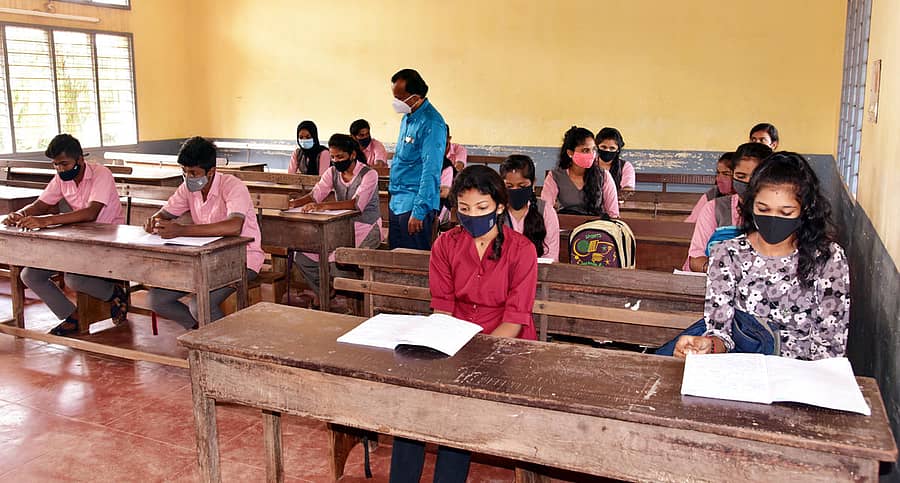 ಕುದ್ರೋಳಿಯ ಗೋಕರ್ಣನಾಥ ಕಾಲೇಜಿನಲ್ಲಿ ವಿದ್ಯಾರ್ಥಿಗಳು ಭೌತಿಕ ತರಗತಿಗೆ ಹಾಜರಾಗಿದ್ದರು.