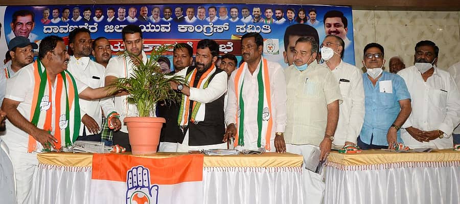 ದಾವಣಗೆರೆಯ ಪೂಜಾ ಹೊಟೇಲ್ನಲ್ಲಿ ನಡೆದ ಯುವ ಕಾಂಗ್ರೆಸ್ ಕಾರ್ಯಕಾರಿಣಿ ಸಭೆಯನ್ನು ಕೆಪಿಸಿಸಿ ಕಾರ್ಯಾಧ್ಯಕ್ಷ ಸಲೀಂ ಅಹಮದ್ ಅವರು ಸಸಿಗೆ ನೀರುಣಿಸುವ ಮೂಲಕ ಉದ್ಘಾಟಿಸಿದರು