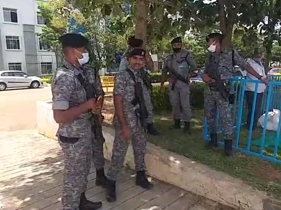 ಜಿಎಂಐಟಿಯಲ್ಲಿ ಬಂದೋಬಸ್ತ್ ಮಾಡುತ್ತಿರುವ ಸಿಆರ್ಪಿಎಫ್ ಪಡೆ