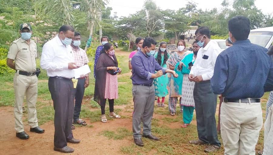 ಕೊಪ್ಪಳ ಸಮೀಪದ ಚಿಕ್ಕಬೀಡನಾಳದ ಗ್ರಾಮದಲ್ಲಿ ಕಾರ್ಯನಿರ್ವಹಿಸುತ್ತಿರುವ ಬಾಂಧವಿ, ವಿಸ್ತಾರ ಸಂಸ್ಥೆಗೆ ಜಿಲ್ಲಾಧಿಕಾರಿ ವಿಕಾಸ್ ಕಿಶೋರ್ ಸುರಳ್ಕರ್ ಭೇಟಿ ನೀಡಿ ಪರಿಶೀಲಿಸಿದರು