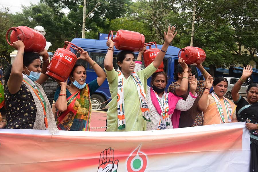 ಅಡುಗೆ ಅನಿಲ ಸಿಲಿಂಡರ್ ಬೆಲೆ ಏರಿಕೆ ಖಂಡಿಸಿ ಕಾಂಗ್ರೆಸ್ನ ಮಹಿಳಾ ಘಟಕದ ಅಧ್ಯಕ್ಷರಾದ ಪುಷ್ಪಾ ಅಮರನಾಥ್ ಹಾಗೂ ಕಾರ್ಯಕರ್ತೆಯರು ಮೈಸೂರು ನಗರದಲ್ಲಿ ಬುಧವಾರ ಪ್ರತಿಭಟನೆ ನಡೆಸಿದರು