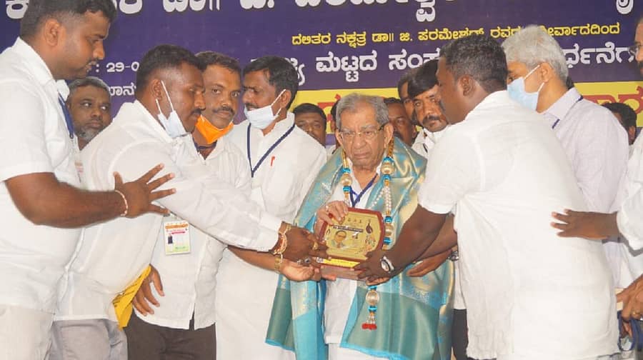 ಅಖಿಲ ಕರ್ನಾಟಕ ಡಾ.ಜಿ. ಪರಮೇಶ್ವರ್ ಯುವ ಸೈನ್ಯ ದಾವಣಗೆರೆ ಘಟಕವು ನಗರದ ಶಿವಪಾರ್ವತಿ ಕಲ್ಯಾಣ ಮಂಟಪದಲ್ಲಿ ಆಯೋಜಿಸಿದ್ದ ‘ಬಲವರ್ಧನೆಗಾಗಿ ರಾಜ್ಯಮಟ್ಟದ ಒಂದು ದಿನದ ಕಾರ್ಯಾಗಾರ’ದಲ್ಲಿ ಶಾಸಕ ಶಾಮನೂರು ಶಿವಶಂಕರಪ್ಪ ಅವರನ್ನು ಸನ್ಮಾನಿಸಲಾಯಿತು