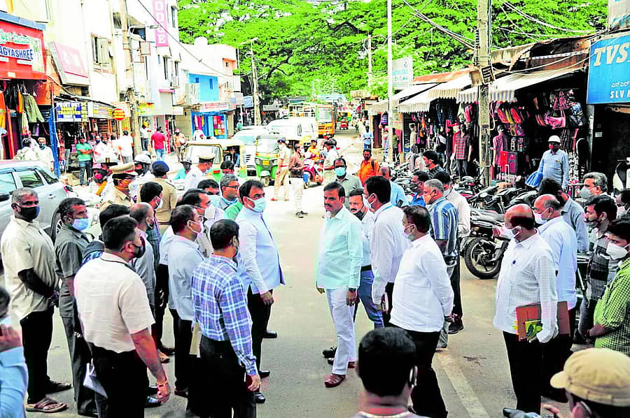 ಯಶವಂತಪುರ ಮಾರುಕಟ್ಟೆ ಸುತ್ತಮುತ್ತಲಿನ ಪ್ರದೇಶವನ್ನು ಸಚಿವರಾದ ಡಾ.ಸಿ.ಎನ್‌.ಅಶ್ವತ್ಥನಾರಾಯಣ ಹಾಗೂ ಮುನಿರತ್ನ ಬುಧವಾರ ಪರಿಶೀಲಿಸಿದರು.