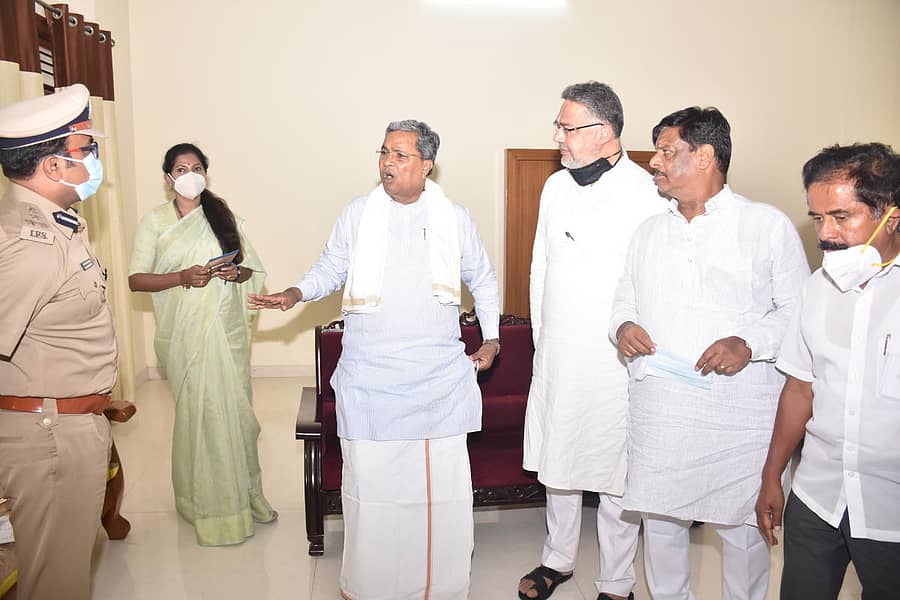 ಜಲದರ್ಶಿನಿಯಲ್ಲಿ ಬುಧವಾರ ನಗರ ಪೊಲೀಸ್ ಕಮಿಷನರ್ ಡಾ.ಚಂದ್ರಗುಪ್ತ ಜೊತೆ ವಿಧಾನಸಭೆ ವಿರೋಧ ಪಕ್ಷದ ನಾಯಕ ಸಿದ್ದರಾಮಯ್ಯ ಚರ್ಚಿಸಿದರು. ಪುಷ್ಪಾ ಅಮರನಾಥ, ತನ್ವೀರ್ ಸೇಠ್, ಎಚ್.ಸಿ.ಮಹದೇವಪ್ಪ ಇದ್ದರು