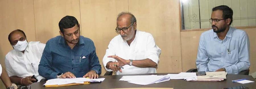 ಸಿಂಧನೂರಿನ ಕೃಷಿ ಇಲಾಖೆಯ ಕಚೇರಿಯಲ್ಲಿ ಗುರುವಾರ ರಸಗೊಬ್ಬರ ಕಂಪನಿಗಳ ಪ್ರತಿನಿಧಿಗಳು ಮತ್ತು ಡೀಲರ್ಗಳೊಂದಿಗೆ ನಡೆದ ಸಭೆಯಲ್ಲಿ ಶಾಸಕ ವೆಂಕಟರಾವ್ ನಾಡಗೌಡ ಮಾತನಾಡಿದರು