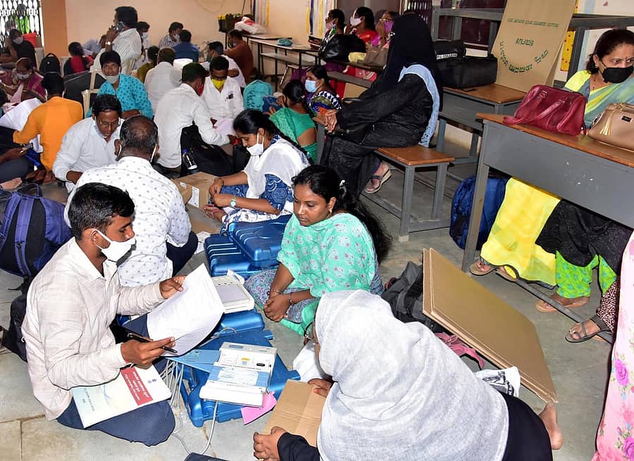 ಕಲಬುರ್ಗಿಯ ಎನ್.ವಿ. ಮೈದಾನದಲ್ಲಿ ಚುನಾವಣಾ ಸಿಬ್ಬಂದಿ ಗುರುವಾರ ಮತಯಂತ್ರಗಳನ್ನು ಸಜ್ಜುಗೊಳಿಸಿಕೊಂಡರು