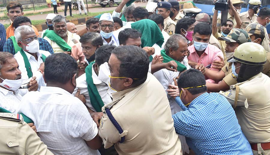 ಸಕ್ಕರೆ ಕಾರ್ಖಾನೆಗಳಿಂದ ಕಬ್ಬು ಬಾಕಿ ಹಣ ಕೊಡಿಸಲು ಆಗ್ರಹಿಸಿ ಕರ್ನಾಟಕ ರಾಜ್ಯ ರೈತ ಸಂಘದ ಕಾರ್ಯಕರ್ತರು ಗುರುವಾರ ಬೀದರ್ನ ಜಿಲ್ಲಾ ಉಸ್ತುವಾರಿ ಸಚಿವ ಪ್ರಭು ಚವಾಣ್ ಅವರ ಕಚೇರಿ ಆವರಣಕ್ಕೆ ನುಗ್ಗಲು ಯತ್ನಿಸಿದಾಗ ಪೊಲೀಸರು ಅವರನ್ನು ತಡೆದರು