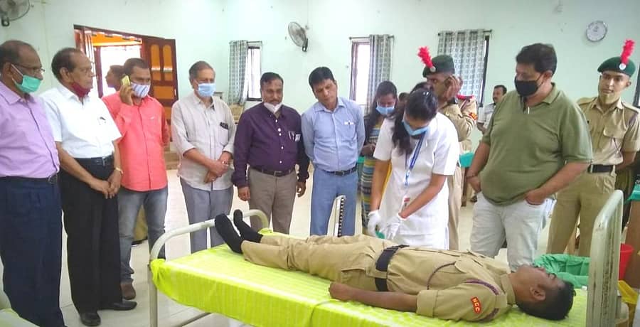 ಬೀದರ್ನ ಐಎಂಎ ಹಾಲ್ನಲ್ಲಿ ನಡೆದ ಶಿಬಿರದಲ್ಲಿ ಎನ್ಸಿಸಿ ವಿದ್ಯಾರ್ಥಿಯೊಬ್ಬರು ರಕ್ತದಾನ ಮಾಡಿದರು