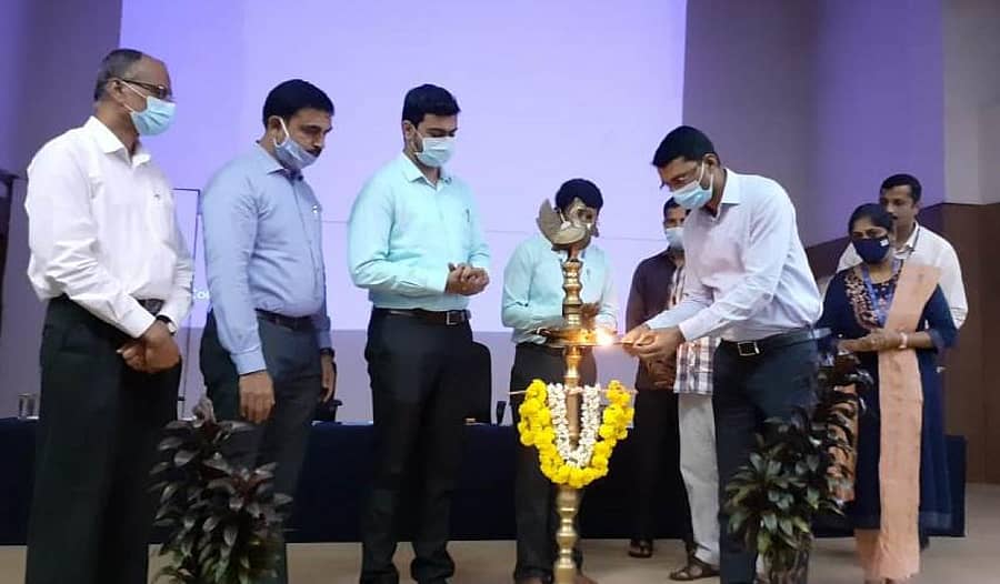 ಗುರುವಾರ ರಜತಾದ್ರಿಯ ಅಟಲ್ ಬಿಹಾರಿ ವಾಜಪೇಯಿ ಸಭಾಂಗಣದಲ್ಲಿ ಪ್ರಧಾನಮಂತ್ರಿ ಕಿರು ಆಹಾರ ಸಂಸ್ಕರಣಾ ಉದ್ದಿಮೆಗಳ ನಿಯಮಬದ್ಧತೆಗೊಳಿಸುವಿಕೆ ಯೋಜನೆಯ ಜಿಲ್ಲಾ ಮಟ್ಟದ ಕಾರ್ಯಾಗಾರವನ್ನು ಜಿಲ್ಲಾಧಿಕಾರಿ ಎಂ. ಕೂರ್ಮಾ ಉದ್ಘಾಟಿಸಿದರು.