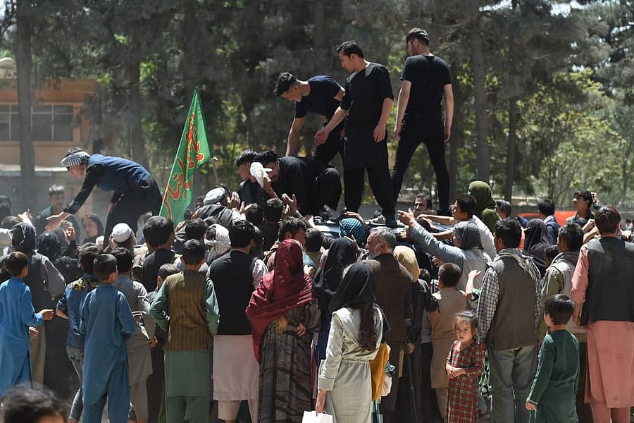 ತಾಲಿಬಾನ್ ಮತ್ತು ಅಫ್ಗಾನಿಸ್ತಾನದ ಸೇನೆಯ ಯುದ್ಧದಿಂದಾಗಿ ನಿರಾಶ್ರಿತರಾದವರಿಗೆ ಕಾಬೂಲ್ನಲ್ಲಿ ಸಂಘ ಸಂಸ್ಥೆಗಳು ಆಹಾರದ ಪೊಟ್ಟಣಗಳನ್ನು ವಿತರಿಸುತ್ತಿರುವುದು (ಎಎಫ್ಪಿ ಚಿತ್ರ)