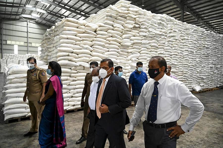 ಕೊಲಂಬೊ ಹೊರವಲಯದ ವತ್ತಾಲ ಎಂಬಲ್ಲಿ ಉಗ್ರಾಣದ ಮೇಲೆ  ಅಗತ್ಯ ಸೇವೆಗಳ ಆಯುಕ್ತ,  ಮೇಜರ್ ಜನರಲ್ ಸೆನರತ್ ನಿವುನ್ಹೆಲ್ಲಾ (ಕಪ್ಪು ಉಡುಪಿನಲ್ಲಿರುವವರು) ದಾಳಿ ನಡೆಸಿದರು.