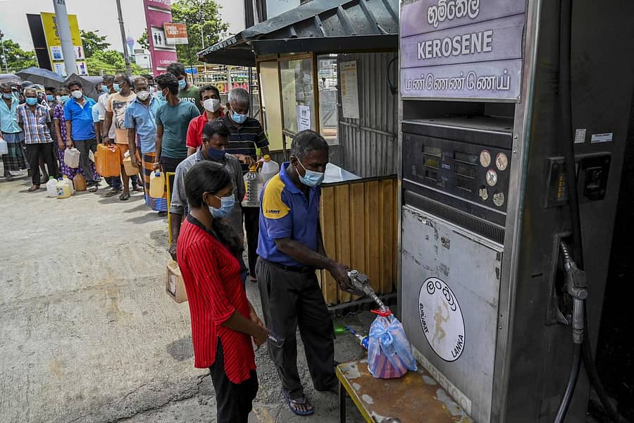 ಕೊಲಂಬೊದಲ್ಲಿ ಸೀಮೆ ಎಣ್ಣೆಗಾಗಿ ಜನರ ಸಾಲು -ಎಎಫ್ಪಿ ಚಿತ್ರ