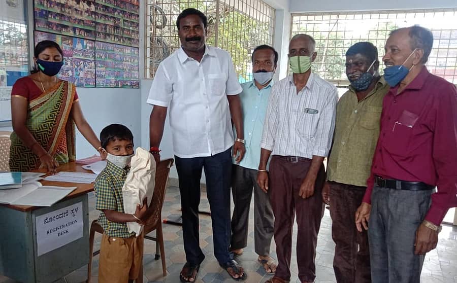 ವಿದ್ಯಾರ್ಥಿಗಳಿಗೆ ವಿವಿಧ ಕಲಿಕಾ ಪರಿಕರ ವಿತರಿಸಲಾಯಿತು