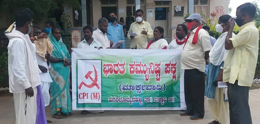 ಹಗರಿಬೊಮ್ಮನಹಳ್ಳಿಯಲ್ಲಿ ಸಿಪಿಎಂ ಪಕ್ಷದ ಮುಖಂಡರು ತಹಶೀಲ್ದಾರ್ ಅವರಿಗೆ ಮನವಿ ಸಲ್ಲಿಸಿದರು