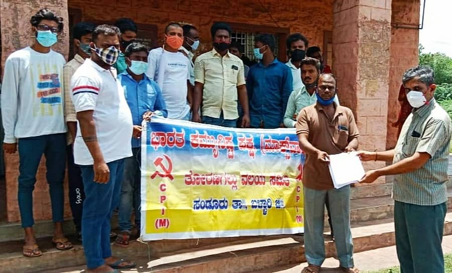 ತೋರಣಗಲ್ಲು ಗ್ರಾಮದ ವಿವಿಧ ಕಾರ್ಮಿಕ ಸಂಘಟನೆಗಳ ಮುಖಂಡರು ನೂತನ ರಾಷ್ಟ್ರೀಯ ಶಿಕ್ಷಣ ನೀತಿಯ ಜಾರಿಯನ್ನು ವಿರೋಧಿಸಿ ನಾಡ ಕಾರ್ಯಾಲಯದ ಉಪ ತಹಶೀಲ್ದಾರ್ ಸುಬ್ಬರಾವ್ ದೇಸಾಯಿಗೆ ಬುಧವಾರ ಮನವಿ ಪತ್ರ ಸಲ್ಲಿಸಿದರು