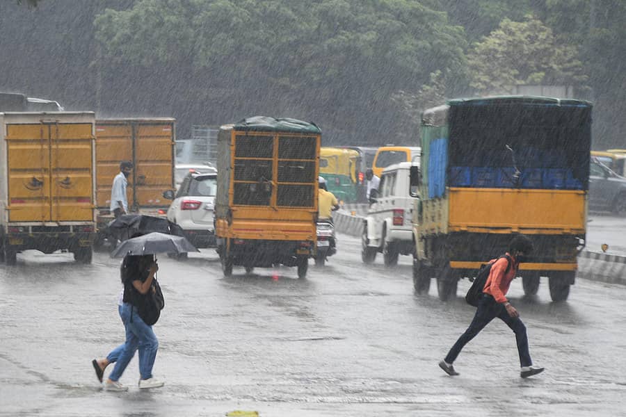 ನಗರದ ಟೌನ್ ಹಾಲ್ ಬಳಿ ಗುರುವಾರ ಸುರಿಯುತ್ತಿದ್ದ ಮಳೆಯಲ್ಲಿಯೇ ಸಾಗಿದ ಸಾರ್ವಜನಿಕರು – ಪ್ರಜಾವಾಣಿ ಚಿತ್ರ