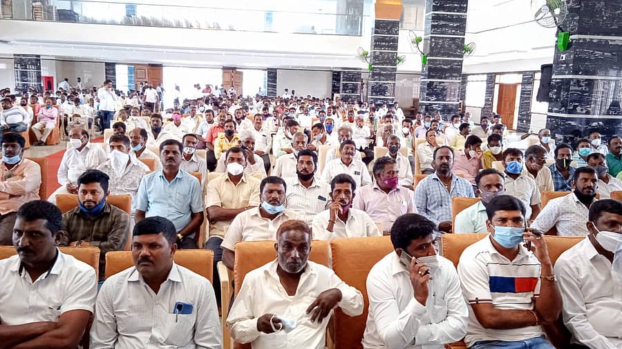 ಹಾಸನದಲ್ಲಿ ನಡೆದ ಜೆಡಿಎಸ್ ಕಾರ್ಯಕರ್ತರ ಸಮಾವೇಶದಲ್ಲಿ ಭಾಗವಹಿಸಿದ್ದ ಕಾರ್ಯಕರ್ತರು